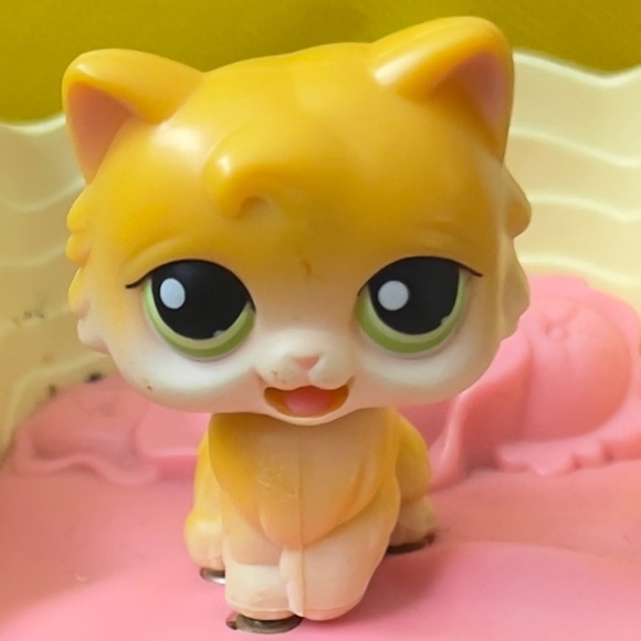 Littlest pet shop cat with magnetic feet which connect to cat’s bed. - Picture 5 of 8